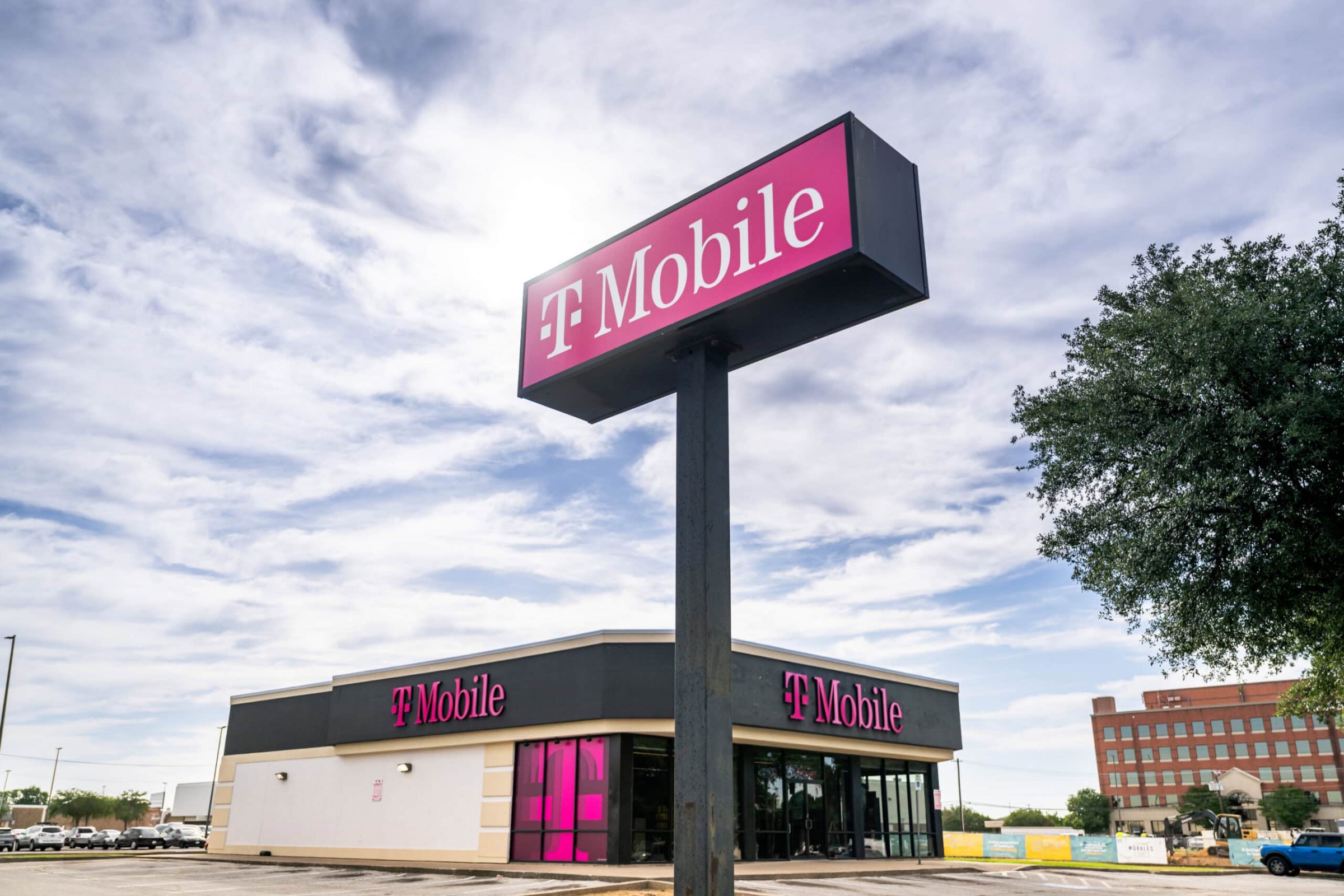 T-Mobile retail store exterior and pylon sign, commercial real estate photography in Dallas, Texas by David Loi Studios